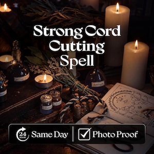 Op de afbeelding: Een verzameling rituele voorwerpen waaronder witte stompkaarsen, glazen apothekersflessen met labels, een bundel gedroogde kruiden en een zwart-wit gedraaid koord. De tekst luidt Strong Cord Cutting Spell, 24 Hours Same Day en Photo Proof.