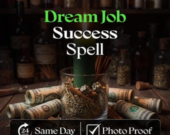 Puede incluir: Una vela de pilar verde en un frasco de vidrio lleno de hierbas secas, ramas de canela y piedras pequeñas, rodeada de billetes de dólar enrollados. El texto dice Dream Job Success Spell, 24 Hours Same Day y Photo Proof.