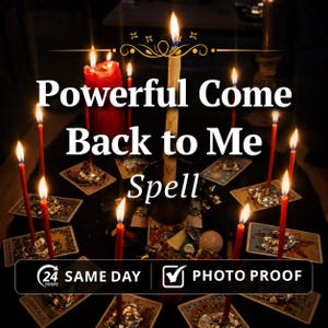 Op de afbeelding: Een rituele opstelling met een centrale hoge witte kaars omringd door meerdere dunne rode kaarsen en tarotkaarten in een cirkel. De tekst "Powerful Come Back to Me Spell" staat in het midden, met "24 HOURS SAME DAY" en "PHOTO PROOF" eronder.