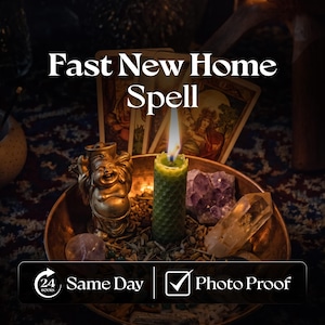 Pode incluir: Uma taça de latão contendo uma estatueta dourada de Buda ridente, uma vela de pilar verde com textura de favo de mel e chama acesa, um aglomerado de ametista, uma ponta de quartzo transparente e ervas secas, com cartas de tarot e o texto Fast New Home Spell.