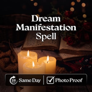 Könnte beinhalten: Drei cremefarbene Stumpenkerzen mit leuchtenden Flammen stehen vor einem aufgeschlagenen Buch und roten Rosen. Der Text "Dream Manifestation Spell" ist über den Kerzen zentriert, mit einem schwarzen Banner darunter, das "24 Hours Same Day Photo Proof" liest.