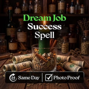 Könnte beinhalten: Eine grüne Stumpenkerze in einem Glasgefäß mit Kräutern, Zimtstangen und goldfarbenen Steinen, umgeben von gerollten US-Dollarnoten. Der Text lautet Dream Job Success Spell, 24 Hours Same Day und Photo Proof.