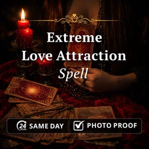 Puede incluir: Una baraja de cartas de tarot con intrincados patrones dorados y rojos, dos velas rojas encendidas en soportes ornamentados y el texto Extreme Love Attraction Spell, 24 HOURS SAME DAY, PHOTO PROOF sobre un fondo de tela roja oscura.
