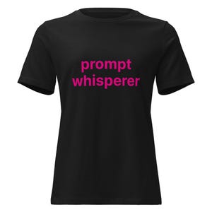 プロンプトウィスパラーTシャツ | AIエンジニア向け衣料品 | プロンプトエンジニアリングギフト | AIプロフェッショナルアパレル | ボスプレイブック | ChatGPT
