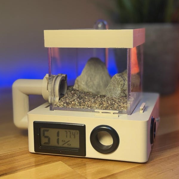 Plinth 55 Formicarium – Compact Ant Nest with Acrylic Outworld and Hydration System
