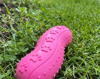 Różowa zabawka dla psa w kształcie kiełbaski, 10 cm