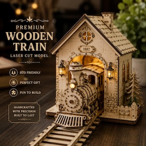 Könnte beinhalten: Ein lasergeschnittenes Holzzugmodell, das aus einem Bahnhofsgebäude mit der Aufschrift 1887 und TICKETS herausfährt. Die Struktur verfügt über beleuchtete Laternen und eine Lokomotive mit leuchtendem Scheinwerfer aus hellem Holz.