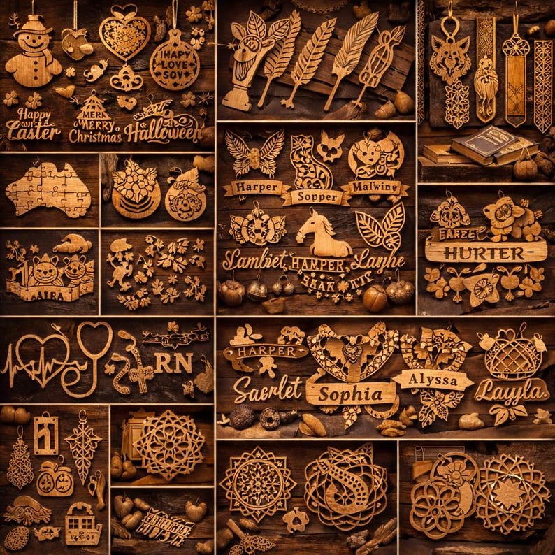 Pode incluir: Uma cole&ccedil;&atilde;o de ornamentos e decora&ccedil;&otilde;es de madeira esculpida de forma intrincada. O sortimento inclui temas sazonais como P&aacute;scoa, Natal e Halloween, juntamente com placas de nomes personalizadas e formas decorativas. Os itens s&atilde;o exibidos em uma superf&iacute;cie de madeira escura.