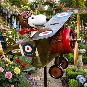 Peut inclure: Une sculpture de jardin fantaisiste représentant Snoopy en pilote de la Première Guerre mondiale dans un biplan. L'avion vert olive a des accents rouges et bleus, avec le numéro B7270 sur la queue. Snoopy porte un casque d'aviateur marron et une écharpe rouge.