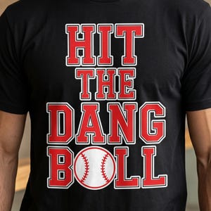 Hit the Dang Ball png, grappig honkbalshirt, Retro Game Day, Baseball Moms Club, Swing Batter, Coquette Softbal Glitter, Leopard Pink T-shirt,