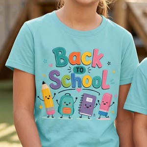 以下が含まれることがあります： Back to Schoolという文字とカラフルなグラフィックがプリントされた2枚のライトブルーのTシャツ。黄色い鉛筆、ターコイズブルーのバックパック、紫のノート、ピンクの消しゴムのキャラクターが描かれており、それぞれに笑顔の表情と腕がデザインされています。