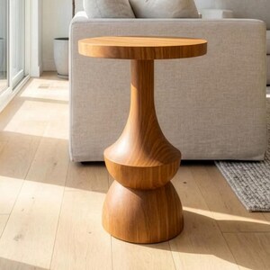 Table d'appoint sculpturale en bois, couleurs RAL personnalisées, finition naturelle