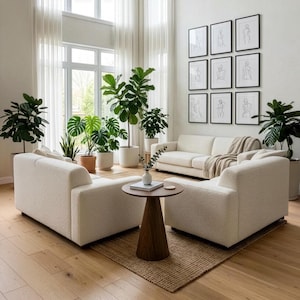 Peut inclure: Salon lumineux avec canapés et fauteuils crème, une table d'appoint en bois et un tapis en jute. La pièce est ornée de plantes en pot et d'art linéaire encadré. De grandes fenêtres avec des rideaux transparents illuminent l'espace.