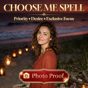 Może przedstawiać: Grafika cyfrowa z napisem CHOOSE ME SPELL, Priority • Desire • Exclusive Focus oraz plakietką Photo Proof. W tle widać osobę z falowanymi brązowymi włosami w bluzce w kolorze rdzy na plaży o zmierzchu z lampionami.