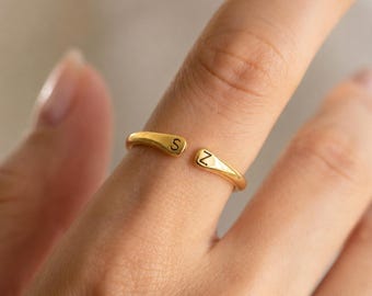 Anel com Inicial Personalizada, Anel com Letra Vazada Personalizada, Anel Ajustável em Ouro, Anel Delicado e Minimalista, Presente para Casal, Joia com Alfabeto Personalizada para Ela
