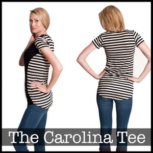 Può includere: Due modelle indossano una maglietta a righe bianche e nere con una lunghezza più lunga nella parte posteriore. La maglietta si chiama "The Carolina Tee".