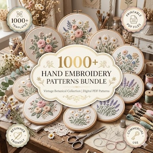 Pode incluir: Uma coleção de bastidores de bordado circulares de madeira com vários desenhos botânicos costurados, incluindo rosas, margaridas e lavanda. Uma etiqueta central diz 1000+ HAND EMBROIDERY PATTERNS BUNDLE, Vintage Botanical Collection | Digital PDF Patterns.
