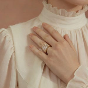 French Retro White Shell Stripe Ring, 18K Gold Plated Titanium Steel, High-End Texture, Niche Light Luxury Women's Ring