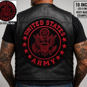 Pode incluir: Um colete de couro preto com um grande patch redondo com as palavras "UNITED STATES ARMY" em vermelho. O patch tem 25,4 cm de diâmetro e inclui um emblema de águia. O texto "VEST BACK EXAMPLE" também é visível.