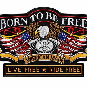 Pode incluir: Patch bordado com fundo preto, apresentando uma águia careca com asas da bandeira americana sobre um motor de motocicleta. O texto inclui "BORN TO BE FREE", "AMERICAN MADE" e "LIVE FREE RIDE FREE".
