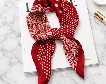 Röd paisleyprickig sidenhalsduk, hårbandana i vintagestil