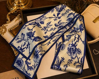 Blå blommig sidenscarf: Elegant halsringning, håraccessoar, handväska – Present till henne