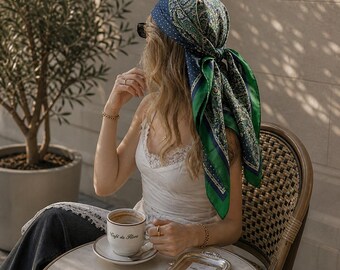 Elegant sidenhuvudduk med outfit, Paris caféstil, modefotografitryck