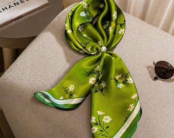 Grön blommig sidenscarf, elegant hårhalsduk, lyxig satinbandana, present till henne