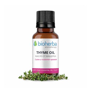 Op de afbeelding: Een bruine glazen fles tijmolie met een zwarte dop, met het label "bioherba aromatherapy THYME OIL". De fles is omringd door verse tijmtakjes. Het etiket vermeldt ook "100% PURE ESSENTIAL OIL - 5ml".