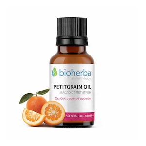 Può includere: Una bottiglia di vetro marrone di olio di Petitgrain con tappo nero, etichetta bianca e rametto di foglie e frutta arancione. L'etichetta recita "bioherba aromatherapy PETITGRAIN OIL" e "ESSENTIAL OIL - 10ml e".