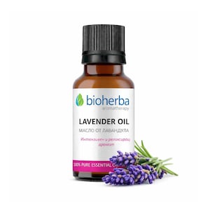 Puede incluir: Una botella de vidrio marrón de aceite de lavanda con tapa negra. La etiqueta dice "LAVENDER OIL" y "100% PURE ESSENTIAL OIL". Una ramita de flores de lavanda moradas está al lado de la botella. La marca es "bioherba aromatherapy".