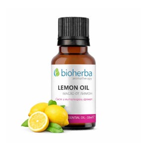 Puede incluir: Una botella de vidrio marrón de aceite de limón con tapa negra, etiquetada como "LEMON OIL" y "bioherba aromatherapy". La imagen incluye limones frescos y hojas, con texto en búlgaro. La botella contiene 10 ml de aceite esencial.