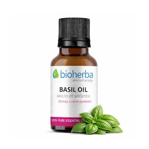 Puede incluir: Una botella de vidrio marrón de aceite de albahaca con tapa negra, etiquetada como "BASIL OIL" y "100% PURE ESSENTIAL OIL." Hojas frescas de albahaca verde dispuestas junto a la botella. La marca "bioherba" también es visible.