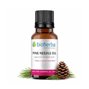 Puede incluir: Una botella de vidrio marrón de aceite esencial de aguja de pino con tapa negra y etiqueta blanca. La etiqueta dice "PINE NEEDLE OIL" y "100% PURE ESSENTIAL OIL - 10ml". Una piña y agujas de pino junto a la botella.