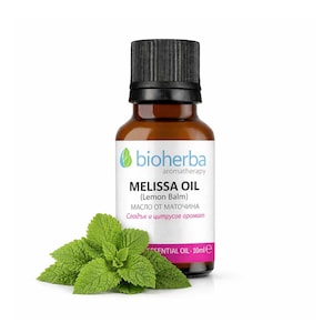Puede incluir: Una botella de vidrio marrón de Aceite de Melisa (Bálsamo de limón) con una tapa negra, junto a una ramita de menta verde fresca. La etiqueta dice "bioherba aromatherapy" y "ESSENTIAL OIL - 10ml e". El texto también incluye "MELISSA OIL (Lemon Balm)".
