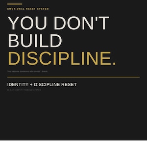 Könnte beinhalten: Schwarzer Hintergrund mit weißem und goldenem Text. Der Text lautet: „YOU DON'T BUILD DISCIPLINE.“ Darunter steht in kleinerem Text: „You become someone who doesn't break.“ Der untere Text lautet: „IDENTITY + DISCIPLINE RESET.“