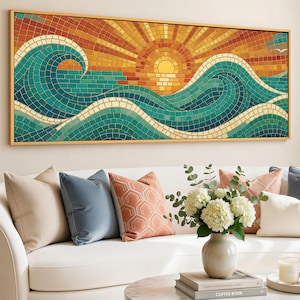 Peut inclure: Une œuvre d'art en mosaïque encadrée représentant un coucher de soleil sur des vagues océaniques. La mosaïque utilise des couleurs vives, notamment l'orange, le jaune et le turquoise. L'œuvre est rectangulaire et encadrée en bois clair.