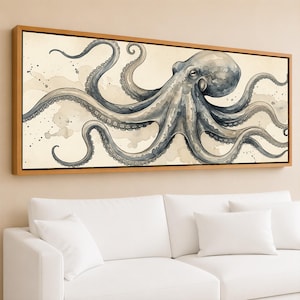 Op de afbeelding: Aquarel schilderij van een grijze octopus met lange tentakels, tegen een beige achtergrond met inktspatten. Het kunstwerk is ingelijst in een natuurlijke houten lijst, wat een kust- of nautisch thema creëert.