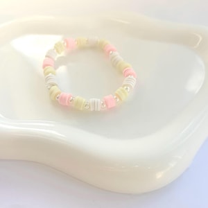 Pulsera elástica de cuentas en tonos pastel hecha a mano: Joyería apilable con estilo veraniego