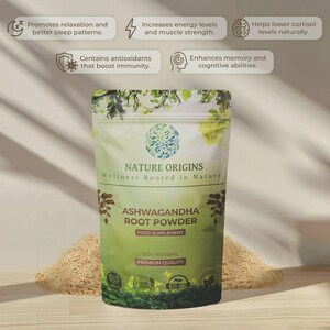 Op de afbeelding: Een groen en wit zakje Nature Origins Ashwagandha Root Powder, een voedingssupplement. Het zakje staat op een lichtbruin oppervlak met een hoop poeder ervoor. Het zakje vermeldt "100% natuurlijk" en "Premium kwaliteit."