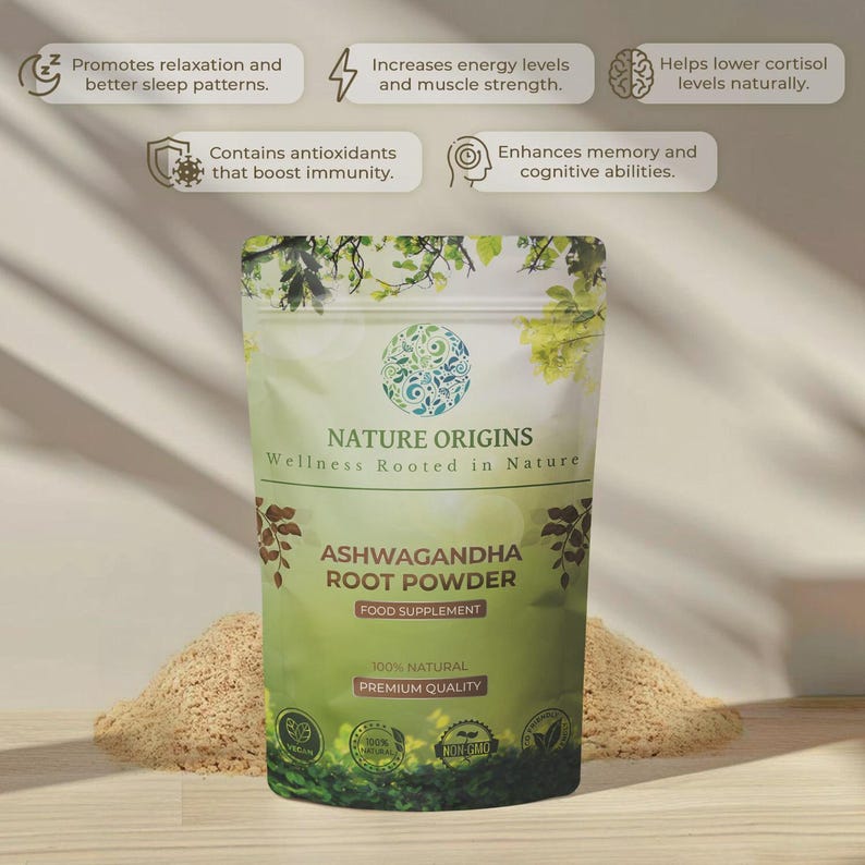Op de afbeelding: Een groen en wit zakje Nature Origins Ashwagandha Root Powder, een voedingssupplement. Het zakje staat op een lichtbruin oppervlak met een hoop poeder ervoor. Het zakje vermeldt "100% natuurlijk" en "Premium kwaliteit."