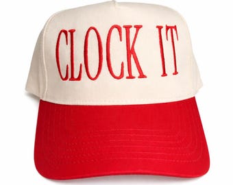 Gorra trucker bordada "CLOCK IT", cierre ajustable rojo y blanco, estilo vaquera del oeste.