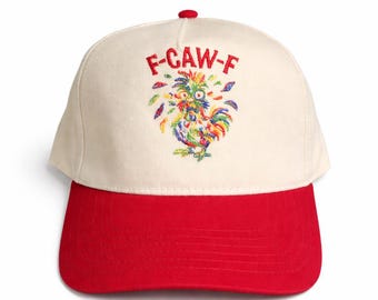 Gorra trucker F CAW F, con gallo bordado y cierre ajustable.