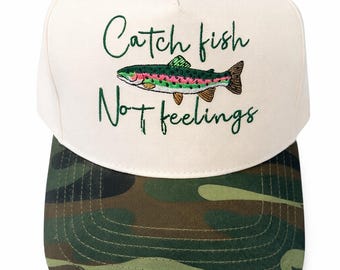 Gorra trucker con bordado de trucha / Pesca, no te enfades, estampado de camuflaje.