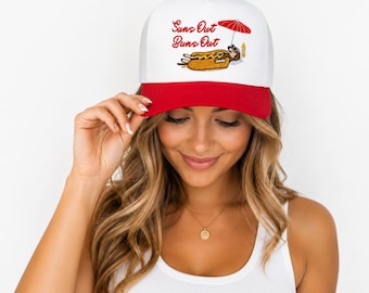 Gorra de camionero Suns Out Buns Out: visera roja, diseño de perrito caliente bordado.