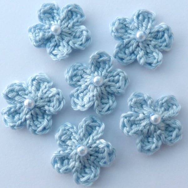 Applique au crochet, 6 petites fleurs au crochet bleu pâle, fabrication de cartes, scrapbooking, appliques, patchs faits à la main et cousus. embellissements