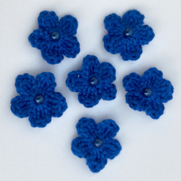 Applique au crochet, 6 petites fleurs au crochet bleu électrique, fabrication de cartes, scrapbooking, appliques, fait à la main et cousues sur des patchs. Embellissements