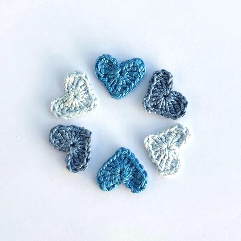 Corazones de ganchillo, apliques de ganchillo, 6 corazones azules con apliques, tarjetería, scrapbooking, apliques, adornos para manualidades, accesorios de costura imagen 1