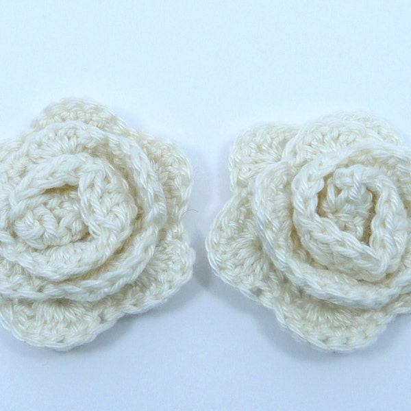 Applique au crochet, fleurs au crochet, 2 petites roses au crochet, fabrication de carton, scrapbooking, appliques, faites main, cousues sur patchs. Embellissements