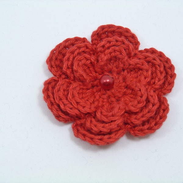 Applique au crochet, 1 fleur au crochet rouge moyen à trois couches. Carderie, scrapbooking, appliques, faites main, cousue sur patchs. Embellissements
